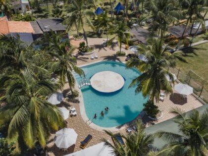 Piscina en hotel palmarito Beach