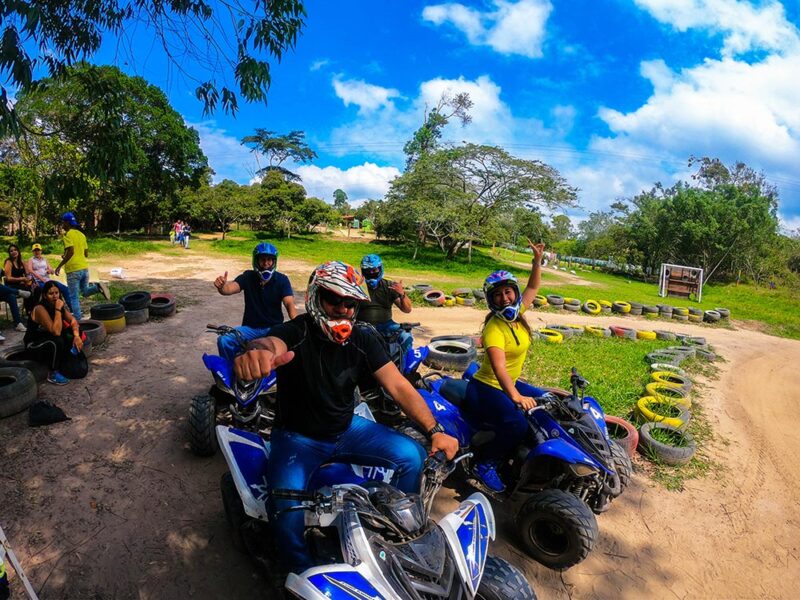 cuatrimotos en la mesa de los santos