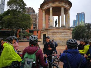 Explicación Tour recorrido en bicicleta