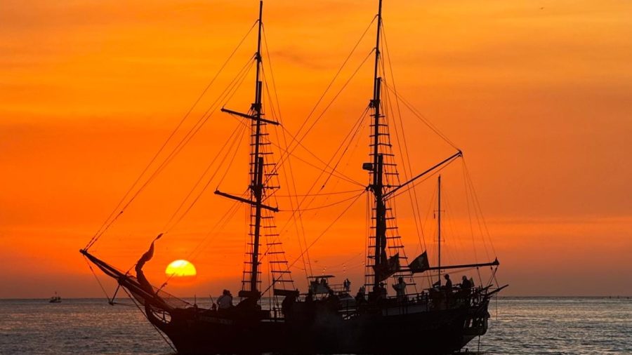 barco atardecer cartagena